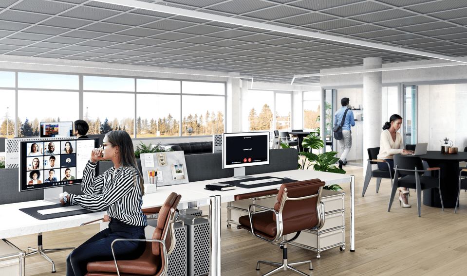 Åpent kontorlandskap med arbeidsplasser